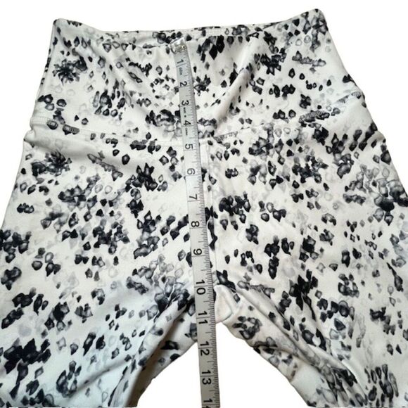 Balance Collection Women's Leggings White with Black Gray Geo Print Size Medium - Picture 4 of 10